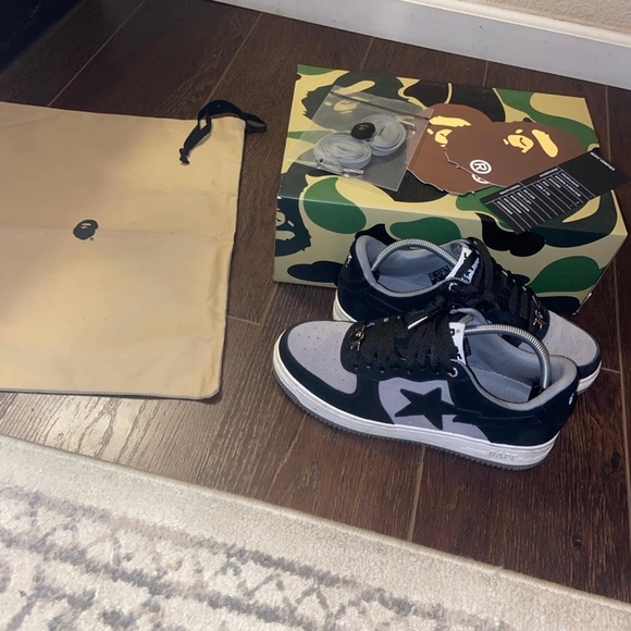 Size 8.5 bapestas no stars. Goes for 420+ on goat app. Bought on goat with proof - Picture 5 of 8